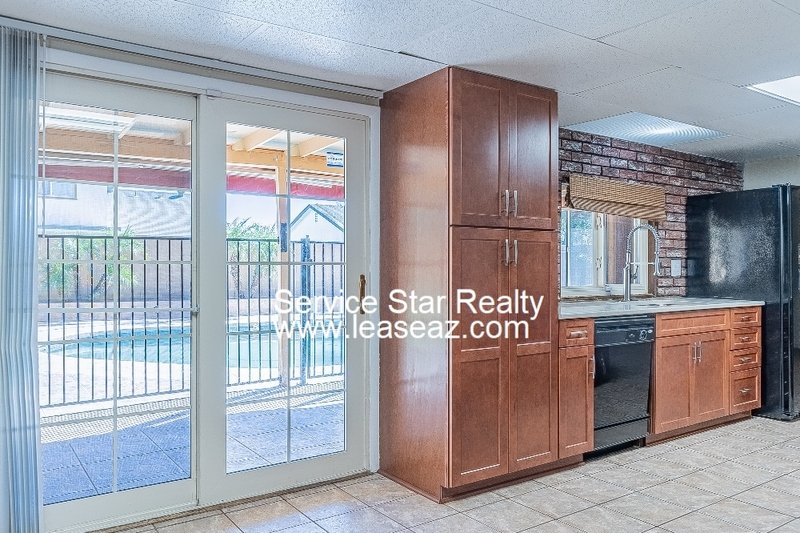 5 bedroom/ 3 bath with a POOL! 2 WEEKS FREE IF MOVED IN BY 11/30!! property image