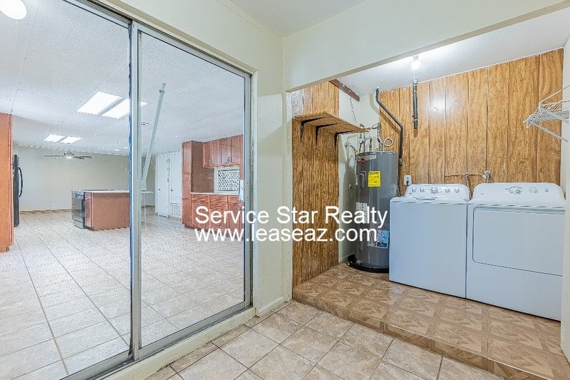 5 bedroom/ 3 bath with a POOL! 2 WEEKS FREE IF MOVED IN BY 11/30!! property image