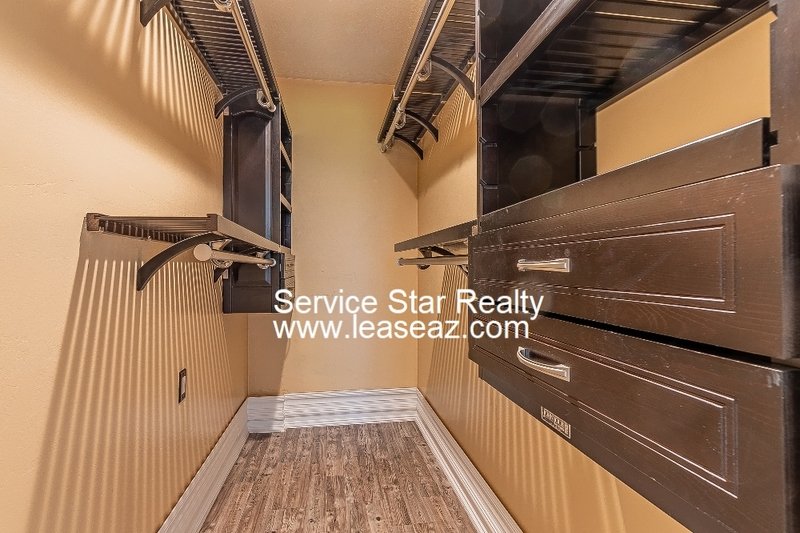 5 bedroom/ 3 bath with a POOL! 2 WEEKS FREE IF MOVED IN BY 11/30!! property image