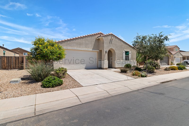 Amazing and spacious 3 bed 2 Bath with garage and yard. property image