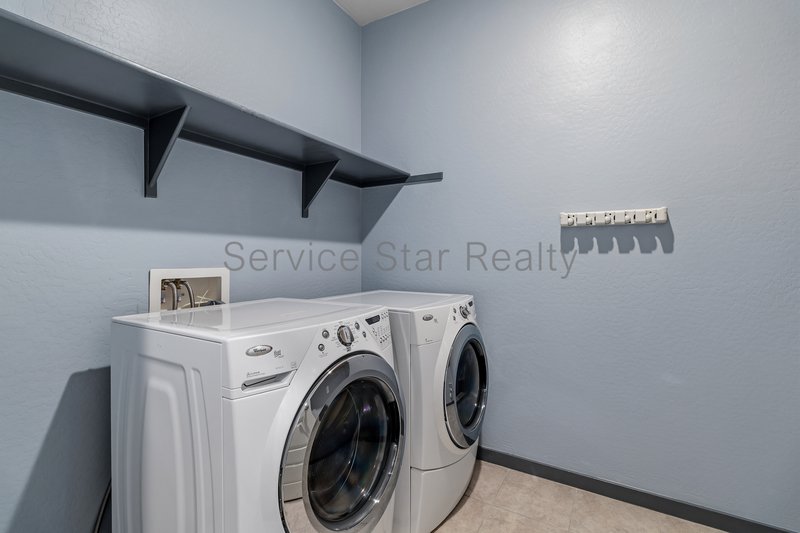 Amazing and spacious 3 bed 2 Bath with garage and yard. property image
