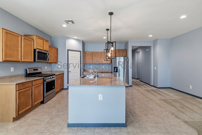 Amazing and spacious 3 bed 2 Bath with garage and yard. property image