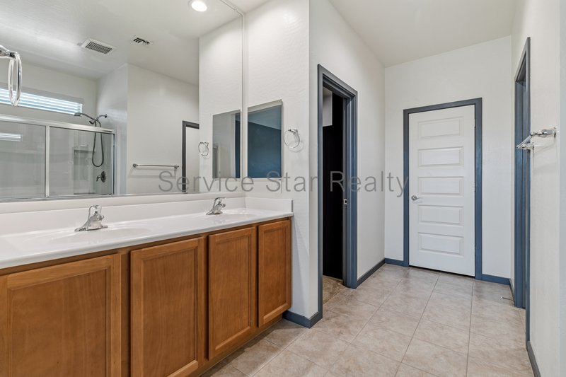Amazing and spacious 3 bed 2 Bath with garage and yard. property image