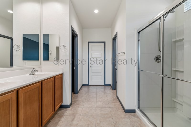 Amazing and spacious 3 bed 2 Bath with garage and yard. property image