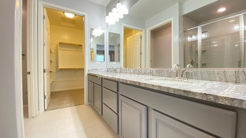 Modern 2 bed, 2 bath condo with garage in Chandler! property image