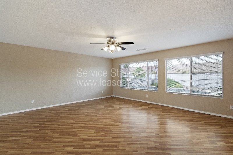 3 bedroom 2 bath with backyard oasis!! property image
