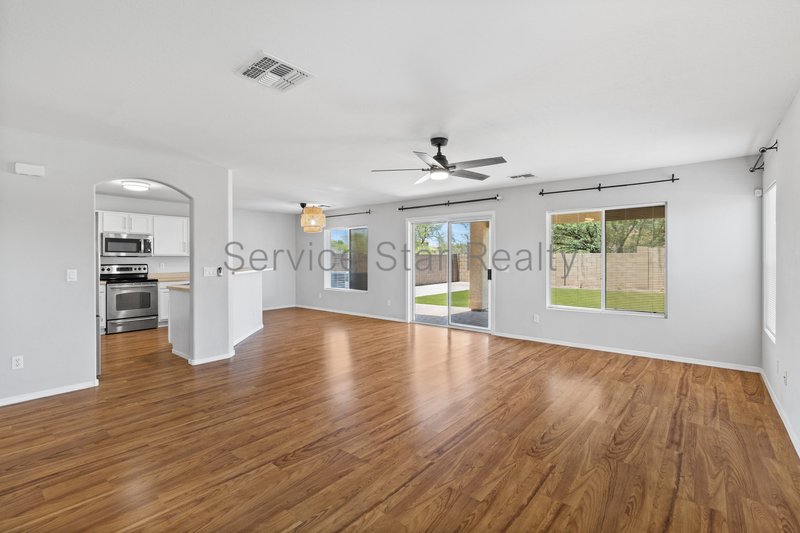 Spacious 4 Bedroom + Loft Home in Buckeye's Desirable Sundance Communi property image