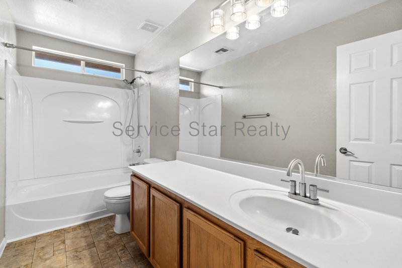 Spacious 4 Bedroom + Loft Home in Buckeye's Desirable Sundance Communi property image