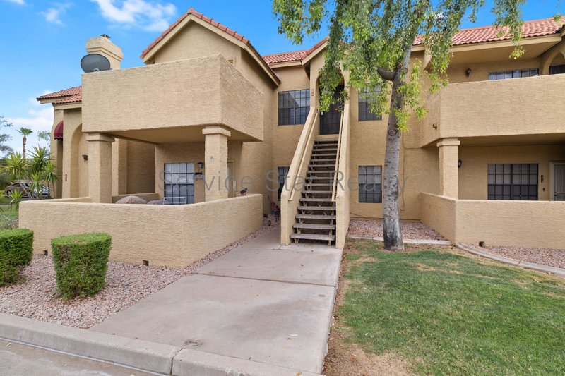 Clean & Move-In Ready | 2 Bed + Den Townhome Near Shopping & Dining property image