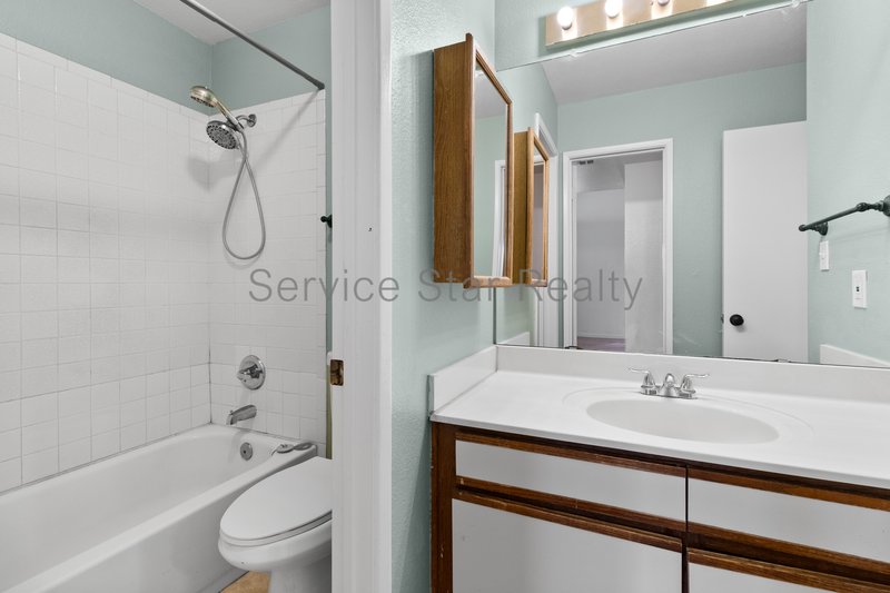 Clean & Move-In Ready | 2 Bed + Den Townhome Near Shopping & Dining property image