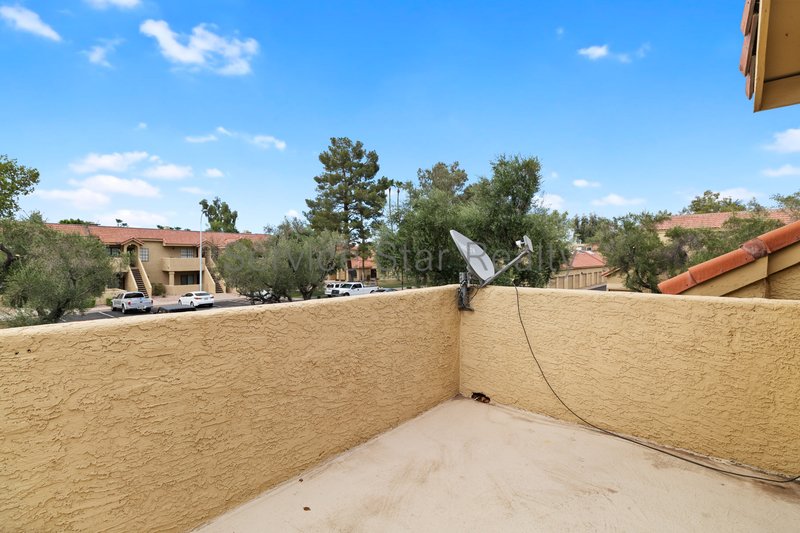 Clean & Move-In Ready | 2 Bed + Den Townhome Near Shopping & Dining property image