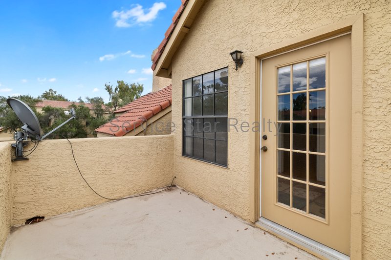 Clean & Move-In Ready | 2 Bed + Den Townhome Near Shopping & Dining property image