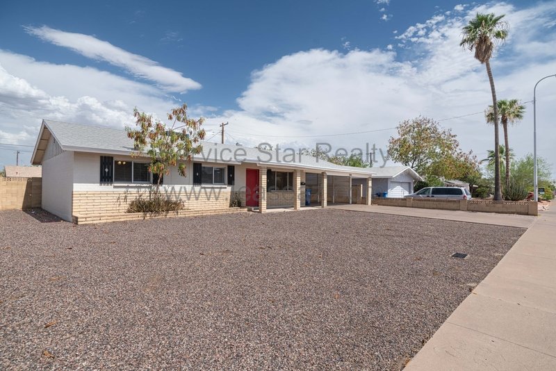 Charming 3 Bedroom 2 Bathroom Home with Huge Backyard! property image
