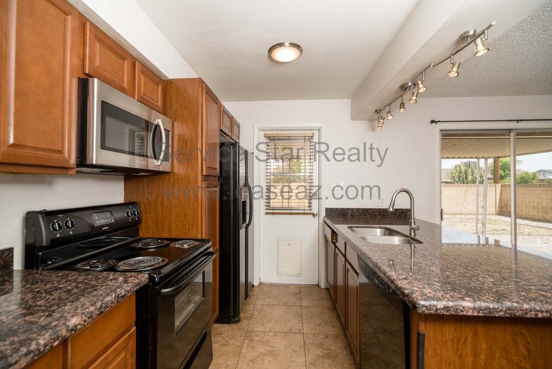 Charming 3 Bedroom 2 Bathroom Home with Huge Backyard! property image