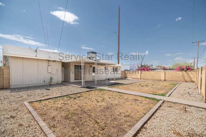 Charming 3 Bedroom 2 Bathroom Home with Huge Backyard! property image