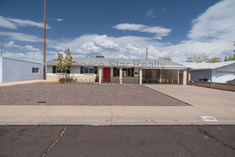 Charming 3 Bedroom 2 Bathroom Home with Huge Backyard! property image