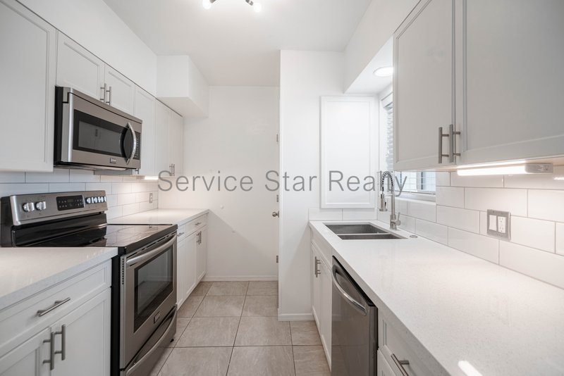 2BD Upstairs Condo - Rare Mid Century Gem! property image