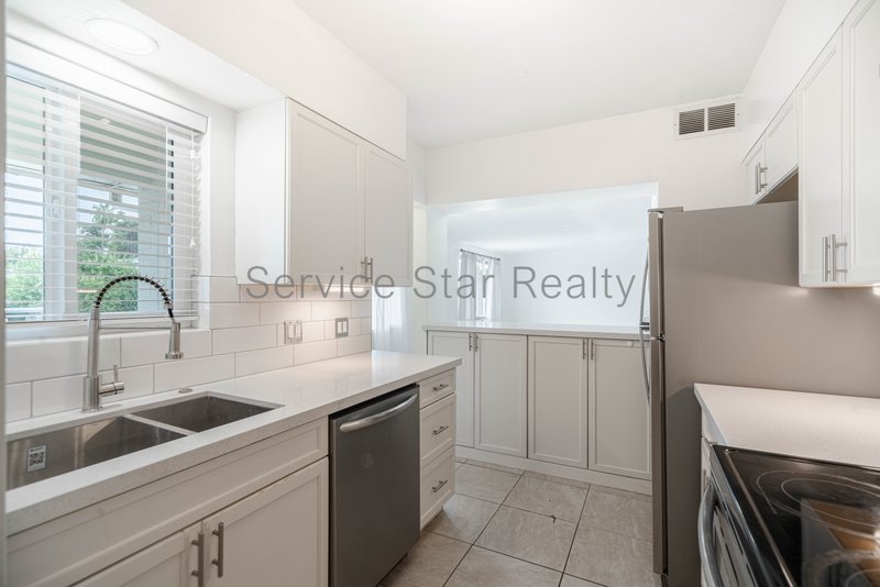 2BD Upstairs Condo - Rare Mid Century Gem! property image