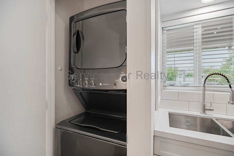 2BD Upstairs Condo - Rare Mid Century Gem! property image
