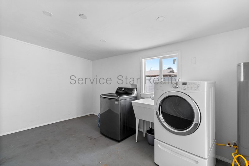 Awesome TEMPE 5bd/2ba home with Fireplace & POOL! property image