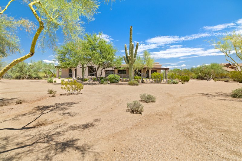 Gorgeous Custom Home on Expansive Cul de Sac Lot in Cave Creek property image