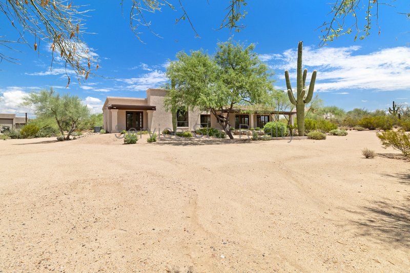 Gorgeous Custom Home on Expansive Cul de Sac Lot in Cave Creek property image