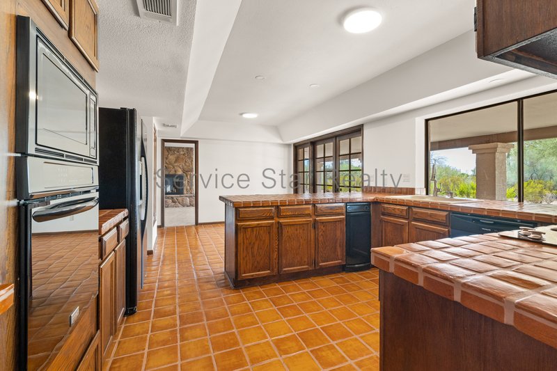 Gorgeous Custom Home on Expansive Cul de Sac Lot in Cave Creek property image
