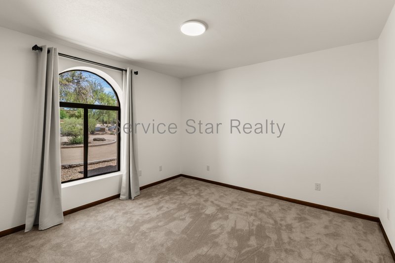 Gorgeous Custom Home on Expansive Cul de Sac Lot in Cave Creek property image