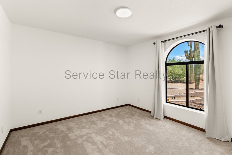 Gorgeous Custom Home on Expansive Cul de Sac Lot in Cave Creek property image
