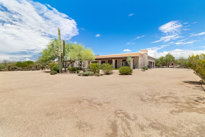 Gorgeous Custom Home on Expansive Cul de Sac Lot in Cave Creek property image