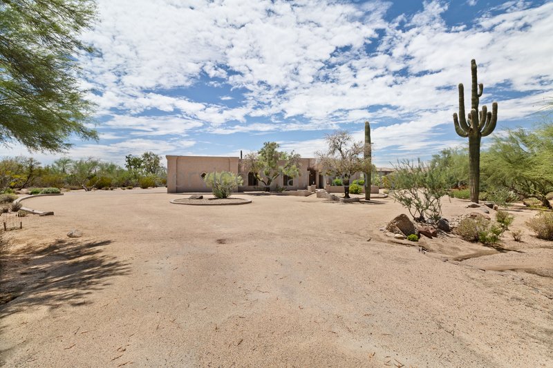 Gorgeous Custom Home on Expansive Cul de Sac Lot in Cave Creek property image