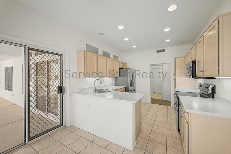 Beautiflly updated 2 bedroom, 2 bath home in Sun City West!! property image