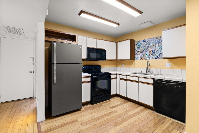 Clean & Move-In Ready | 2 Bed + Den Townhome Near Shopping & Dining property image