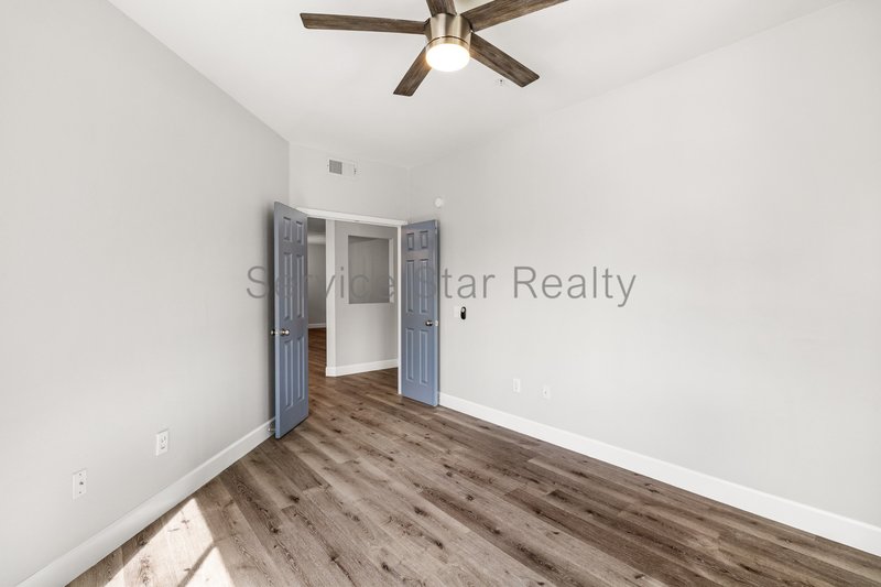 2 Bedroom+ Den, 2 bath condo in Scottsdale!! property image