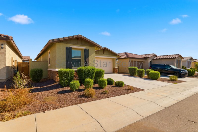 Beautiful 3-Bedroom Home in Verrado ? Low-Maintenance Living & Great C property image