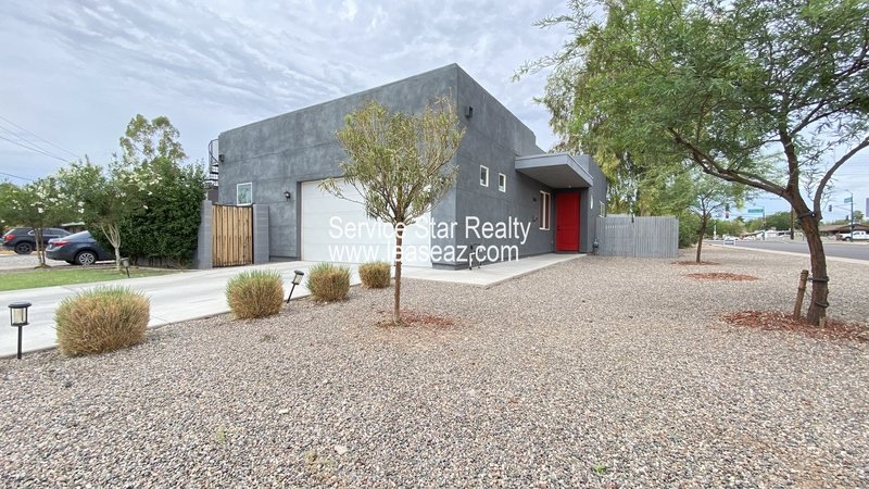 Central Phoenix Beauty on a Double Lot property image