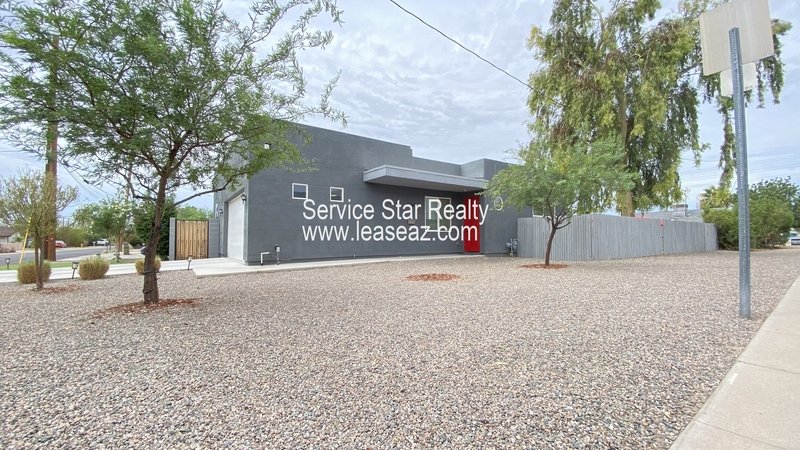Central Phoenix Beauty on a Double Lot property image