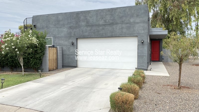 Central Phoenix Beauty on a Double Lot property image