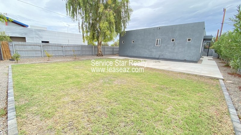 Central Phoenix Beauty on a Double Lot property image