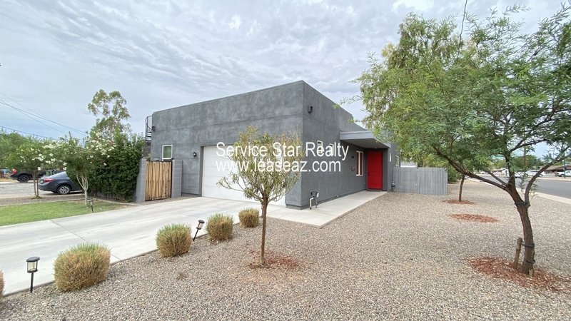 Central Phoenix Beauty on a Double Lot property image