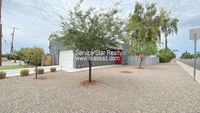 Central Phoenix Beauty on a Double Lot property image