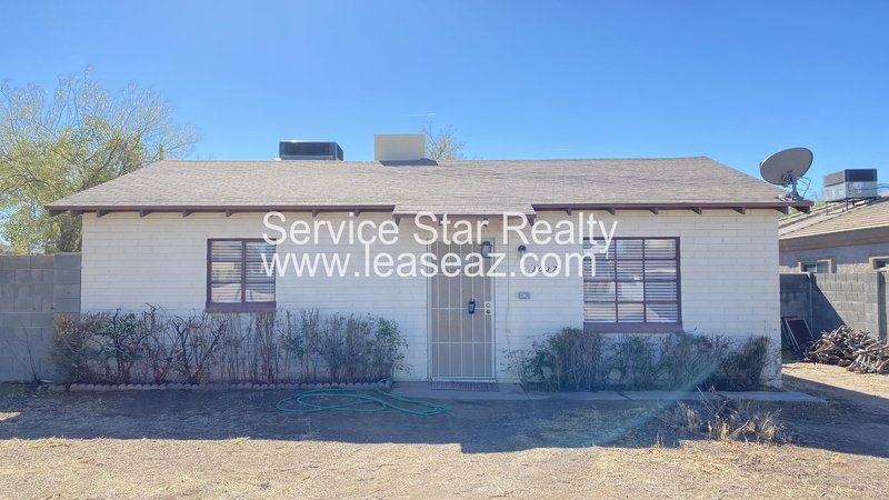 2 Bedroom Home in Phoenix on 3/4 Acre Lot property image