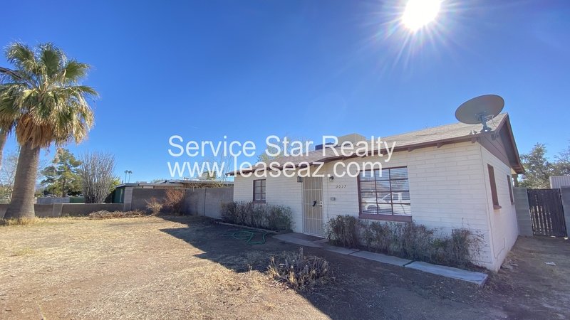 2 Bedroom Home in Phoenix on 3/4 Acre Lot property image