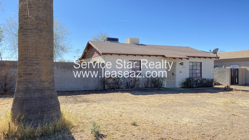 2 Bedroom Home in Phoenix on 3/4 Acre Lot property image