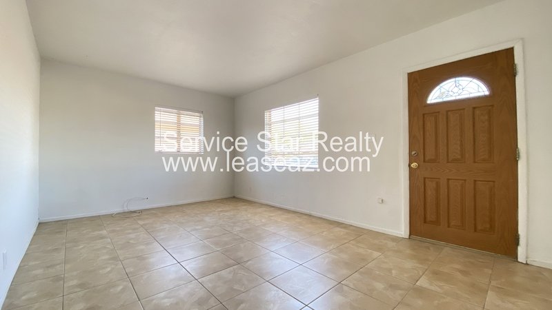 2 Bedroom Home in Phoenix on 3/4 Acre Lot property image