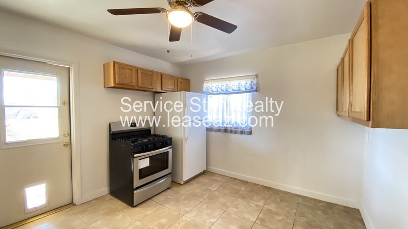 2 Bedroom Home in Phoenix on 3/4 Acre Lot property image