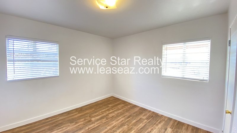 2 Bedroom Home in Phoenix on 3/4 Acre Lot property image