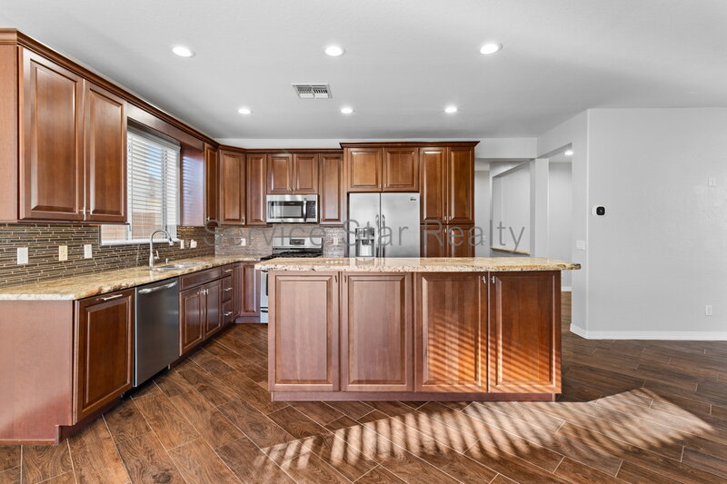 Beautiful 3. Bedroom, 2 bath home in Gilbert w/Sparkling Pool!!! property image