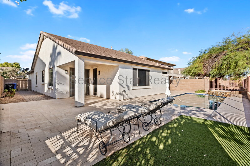 Beautiful 3. Bedroom, 2 bath home in Gilbert w/Sparkling Pool!!! property image