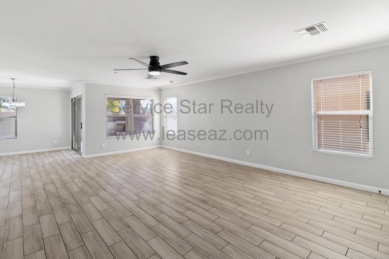 Stunning 4BED/2.5 Bath Home property image